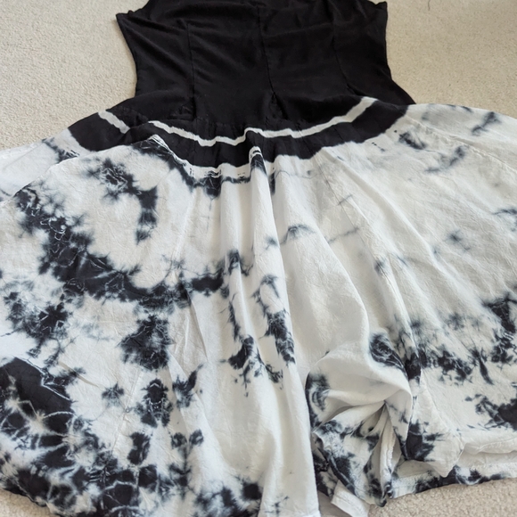 Elegant Black and White Midi Dress - Picture 6 of 7